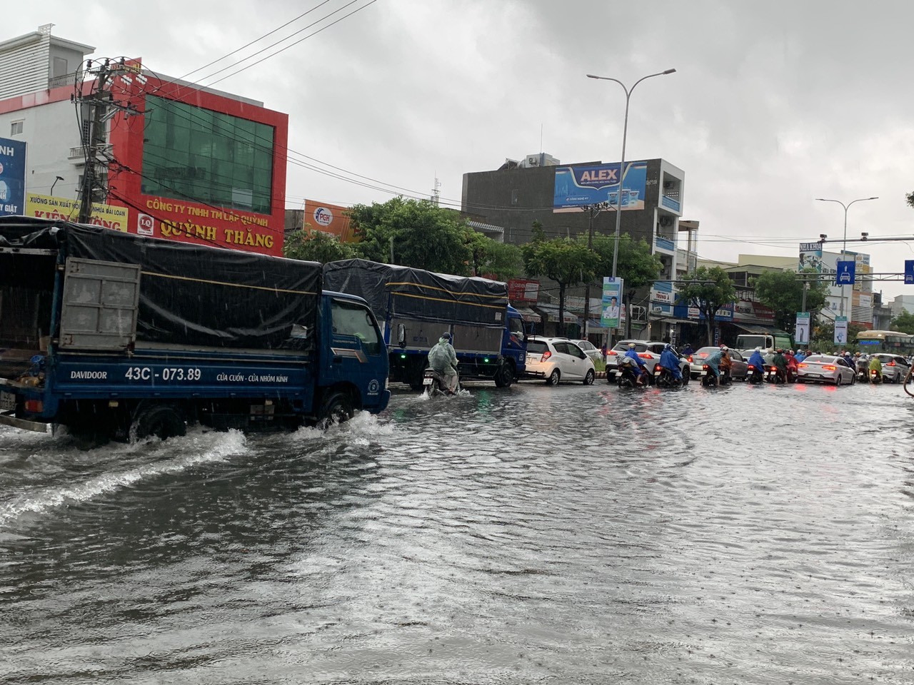 Áp thấp nhiệt đới hướng thẳng Đà Nẵng, mưa như trút nước, đường hóa thành sông - Ảnh 17.