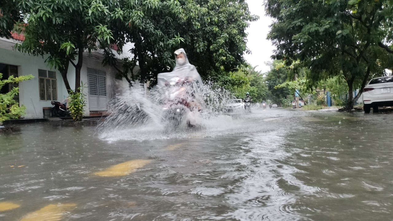 Áp thấp nhiệt đới hướng thẳng Đà Nẵng, mưa như trút nước, đường hóa thành sông - Ảnh 2.