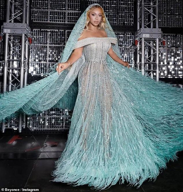 &quot;Ong chúa&quot; Beyoncé gây ấn tượng với bộ trang phục đính đá quý lộng lẫy - Ảnh 2.