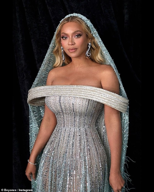 &quot;Ong chúa&quot; Beyoncé gây ấn tượng với bộ trang phục đính đá quý lộng lẫy - Ảnh 4.