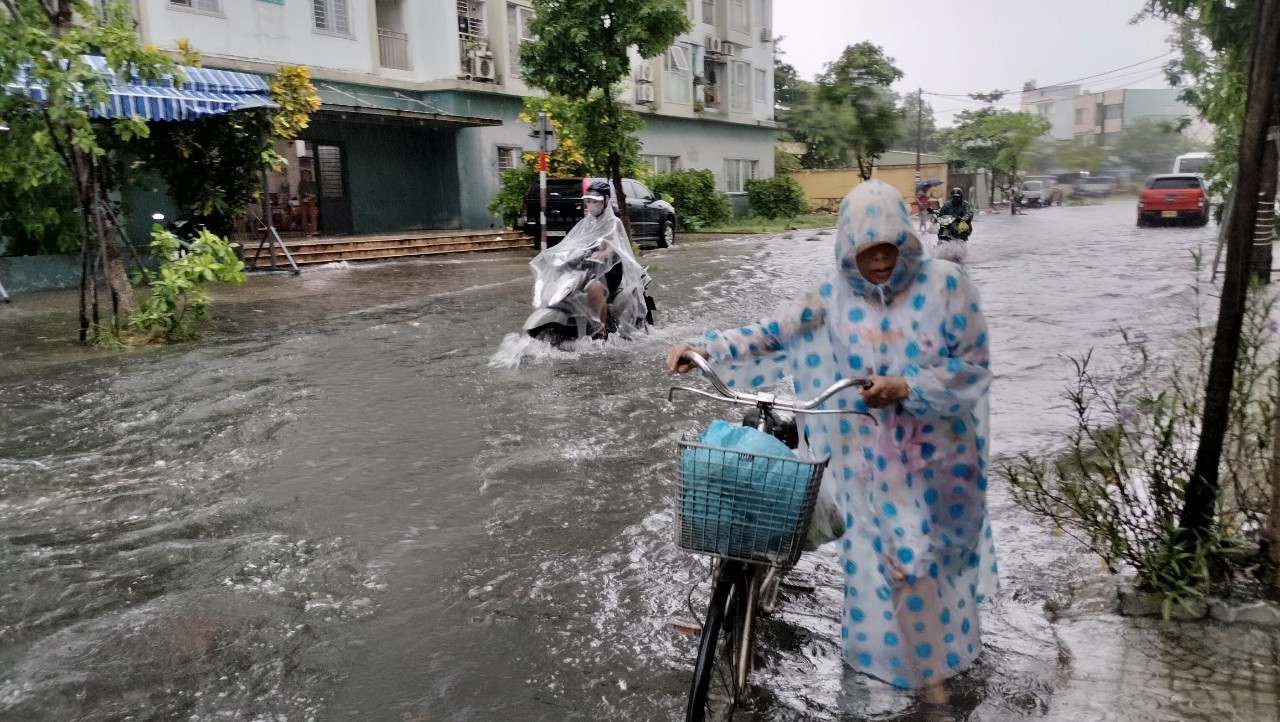 Áp thấp nhiệt đới hướng thẳng Đà Nẵng, mưa như trút nước, đường hóa thành sông - Ảnh 8.