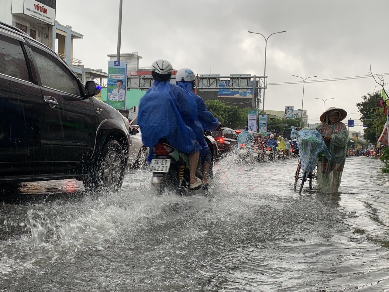 Áp thấp nhiệt đới hướng thẳng Đà Nẵng, mưa như trút nước, đường hóa thành sông - Ảnh 5.