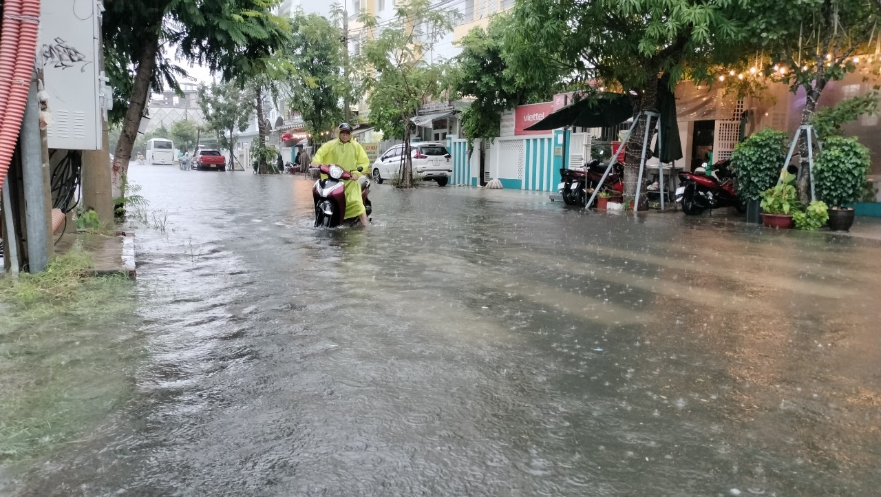 Áp thấp nhiệt đới hướng thẳng Đà Nẵng, mưa như trút nước, đường hóa thành sông - Ảnh 4.