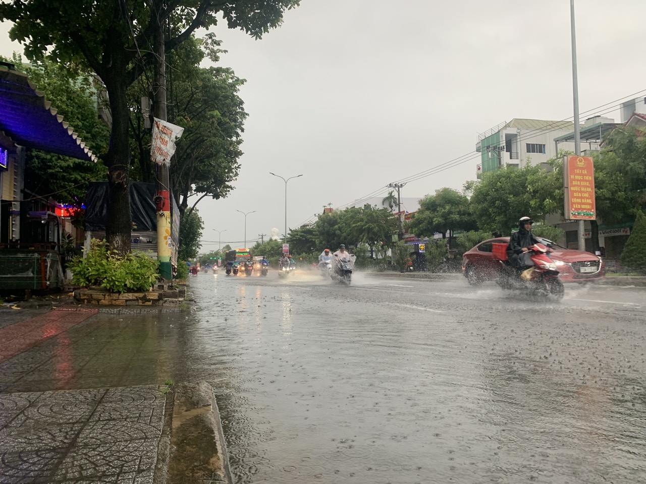 Áp thấp nhiệt đới hướng thẳng Đà Nẵng, mưa như trút nước, đường hóa thành sông - Ảnh 14.