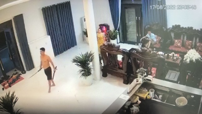 Điều tra vụ côn đồ xông vào nhà đánh cặp vợ chồng nhập viện - Ảnh 2. Điều tra vụ côn đồ xông vào nhà đánh cặp vợ chồng nhập viện - Ảnh 2.