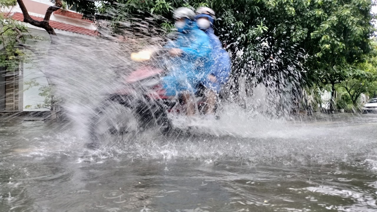 Áp thấp nhiệt đới hướng thẳng Đà Nẵng, mưa như trút nước, đường hóa thành sông - Ảnh 7.