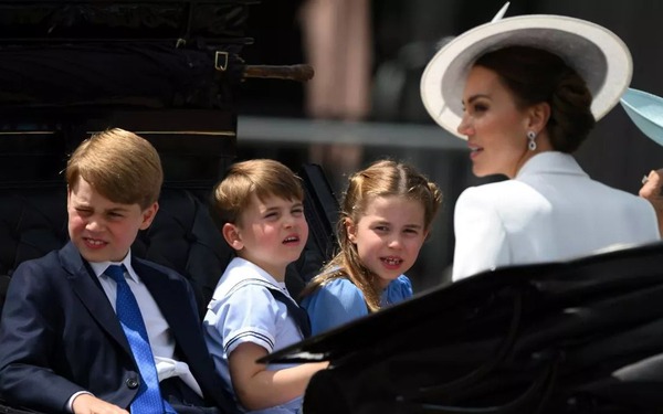 Vương phi Kate có 'mật mã bí mật' để xoa dịu 3 con ở nơi công cộng, không cần quát mắng