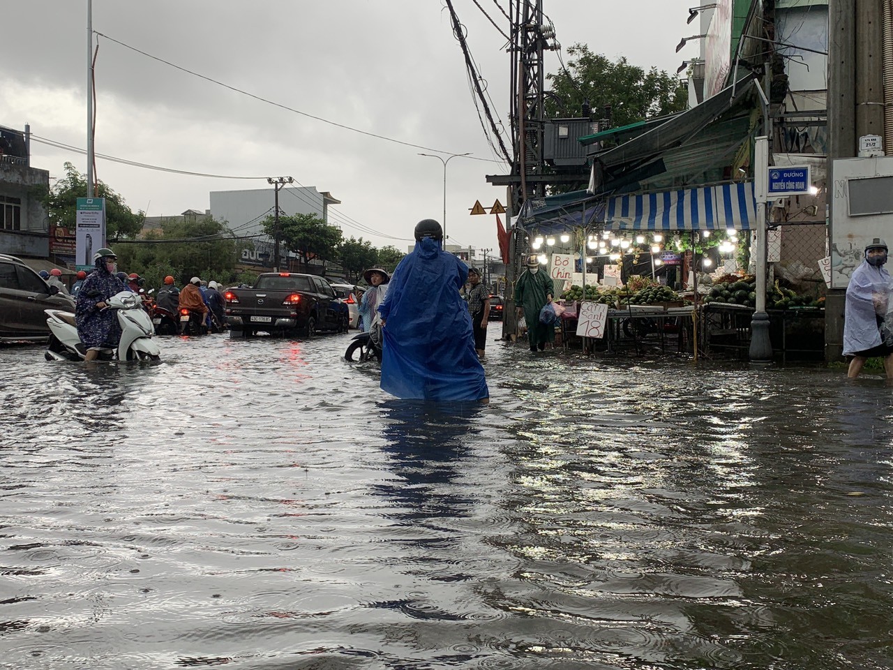 Áp thấp nhiệt đới hướng thẳng Đà Nẵng, mưa như trút nước, đường hóa thành sông - Ảnh 13.