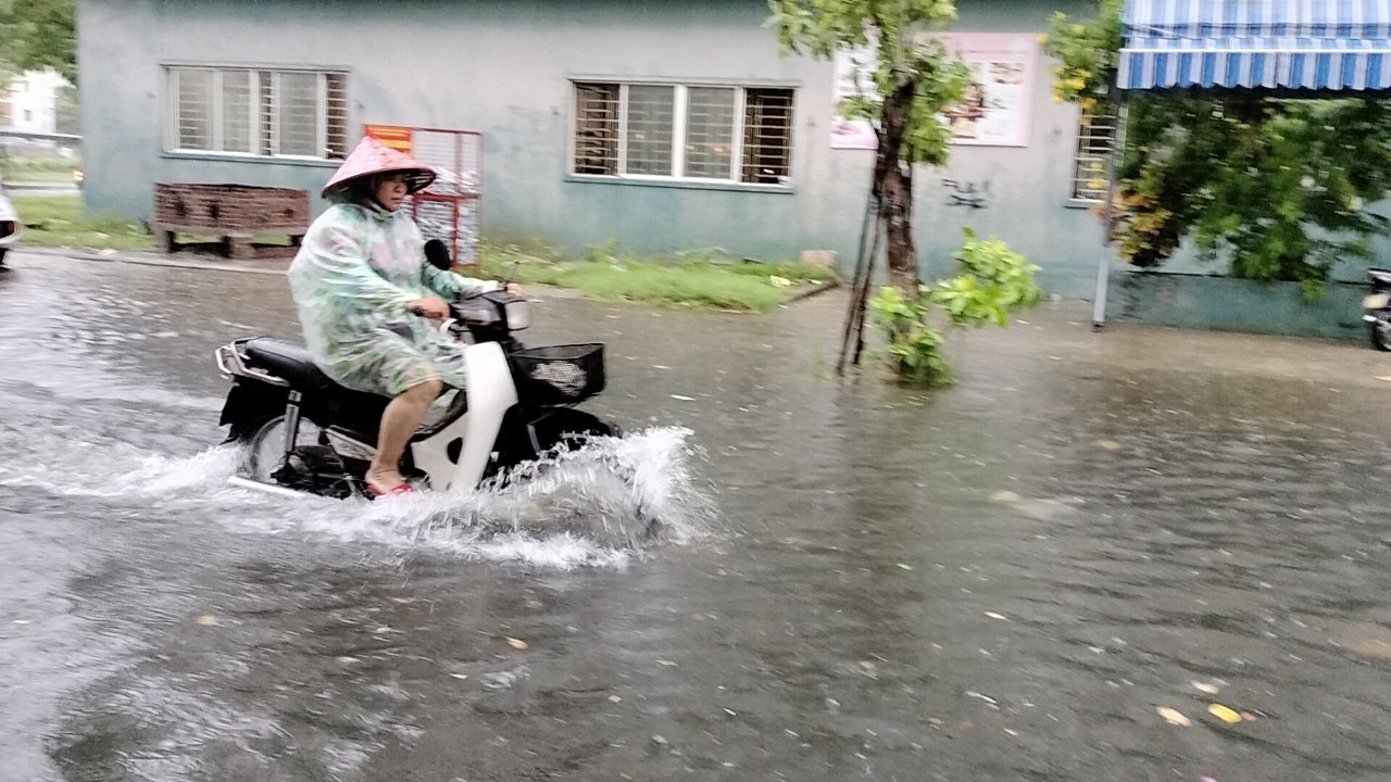 Áp thấp nhiệt đới hướng thẳng Đà Nẵng, mưa như trút nước, đường hóa thành sông - Ảnh 11.