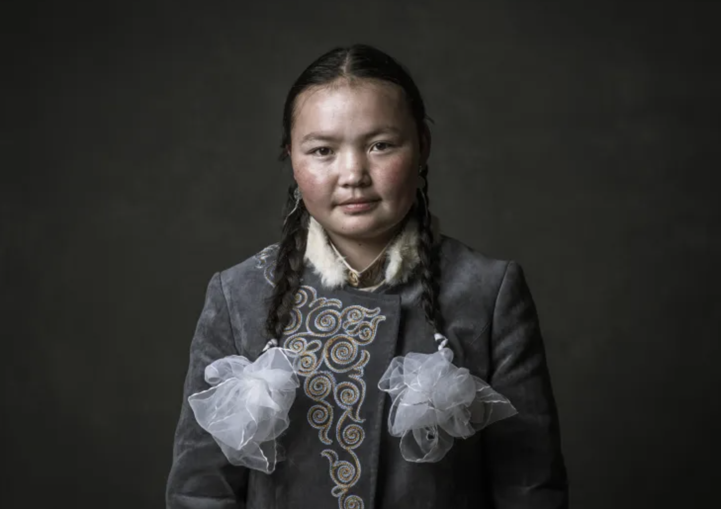 Nữ thợ săn đại bàng trên thảo nguyên Mông Cổ: Truyền thống hay chiêu trò du lịch? - Ảnh 3.