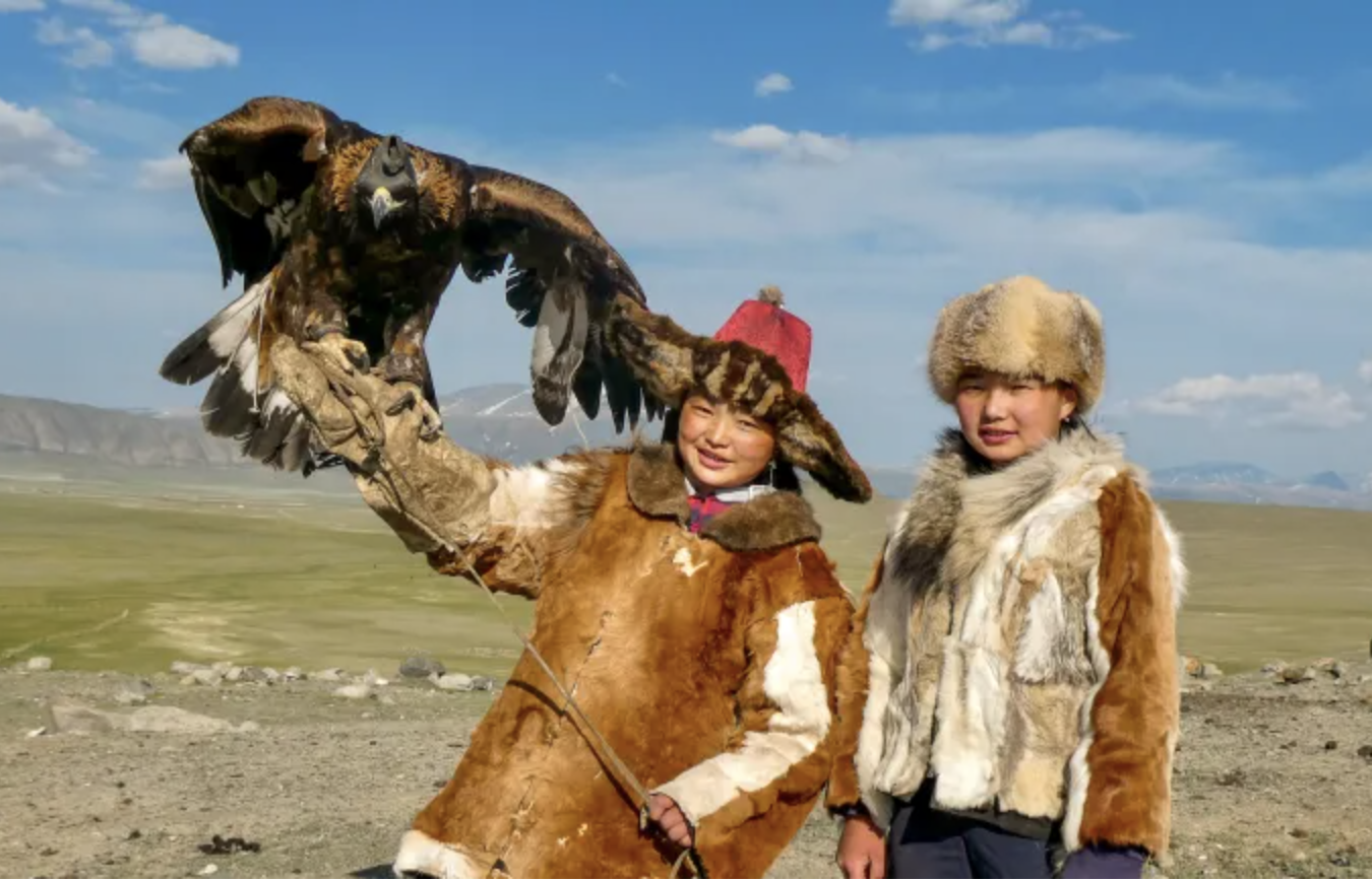 Nữ thợ săn đại bàng trên thảo nguyên Mông Cổ: Truyền thống hay chiêu trò du lịch? - Ảnh 5.