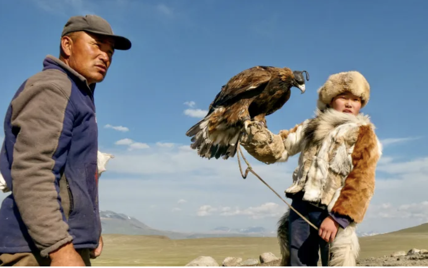 Nữ thợ săn đại bàng trên thảo nguyên Mông Cổ: Truyền thống hay chiêu trò du lịch? - Ảnh 6.