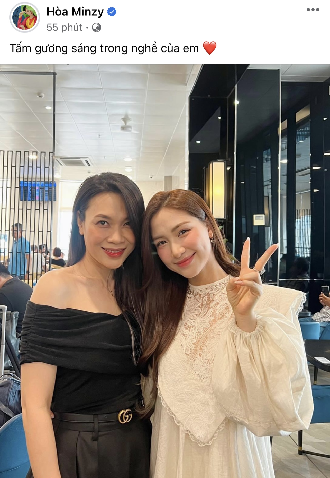 Khoe ảnh bên ca sĩ Mỹ Tâm, Hoà Minzy vướng tranh cãi phải gấp rút lên tiếng đính chính - Ảnh 1. Khoe ảnh bên ca sĩ Mỹ Tâm, Hoà Minzy vướng tranh cãi phải gấp rút lên tiếng đính chính - Ảnh 1.