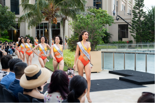 Top 18 thí sinh Miss Universe Vietnam 2023 tỏa sáng với màn trình diễn Người đẹp Biển tại The Grand Ho Tram - Ảnh 1.