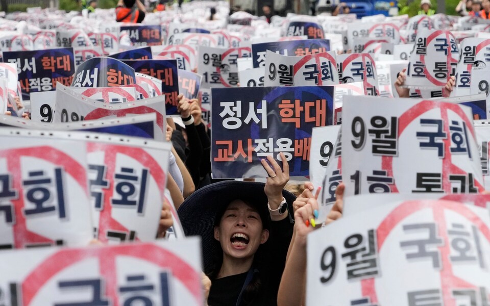Hàn Quốc thông qua luật &quot;phục hồi quyền lợi&quot; cho giáo viên, được hưởng ứng rộng rãi - Ảnh 1.