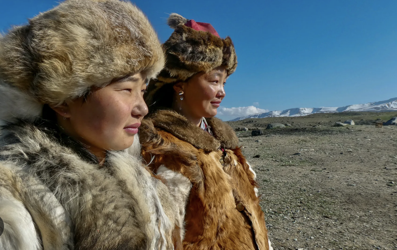 Nữ thợ săn đại bàng trên thảo nguyên Mông Cổ: Truyền thống hay chiêu trò du lịch? - Ảnh 2.