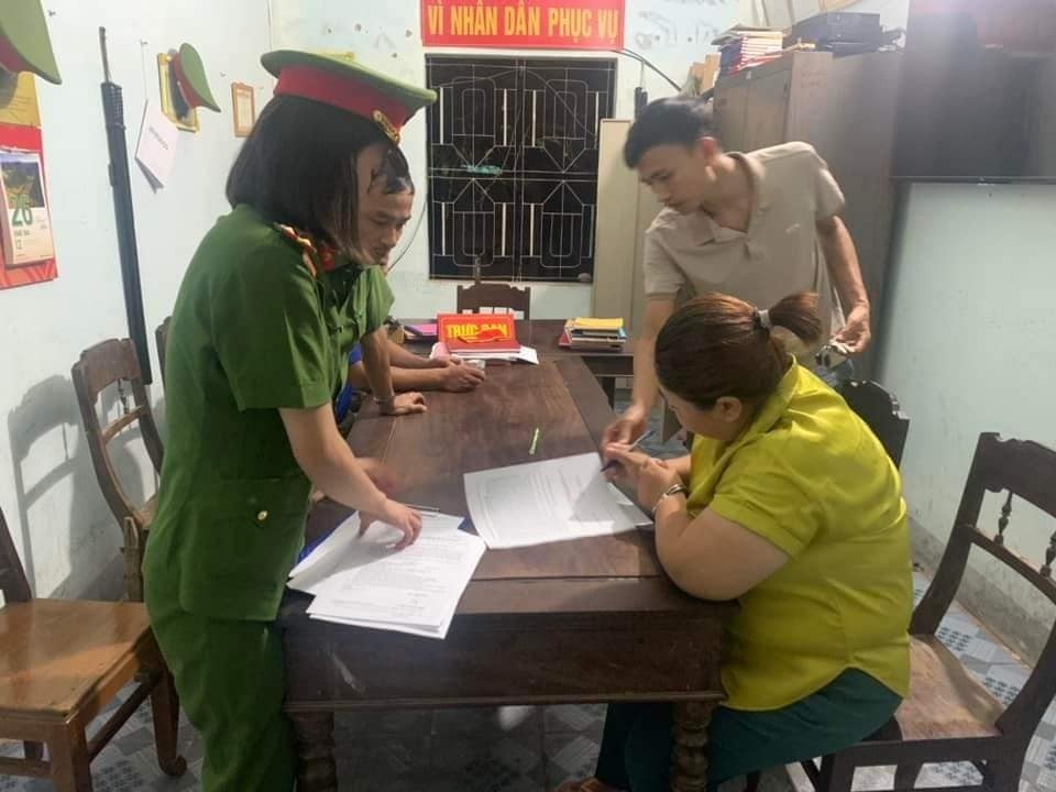 Bắt người phụ nữ làm giả sổ đỏ, chiếm đoạt tiền của người dân - Ảnh 1. Bắt người phụ nữ làm giả sổ đỏ, chiếm đoạt tiền của người dân - Ảnh 1.