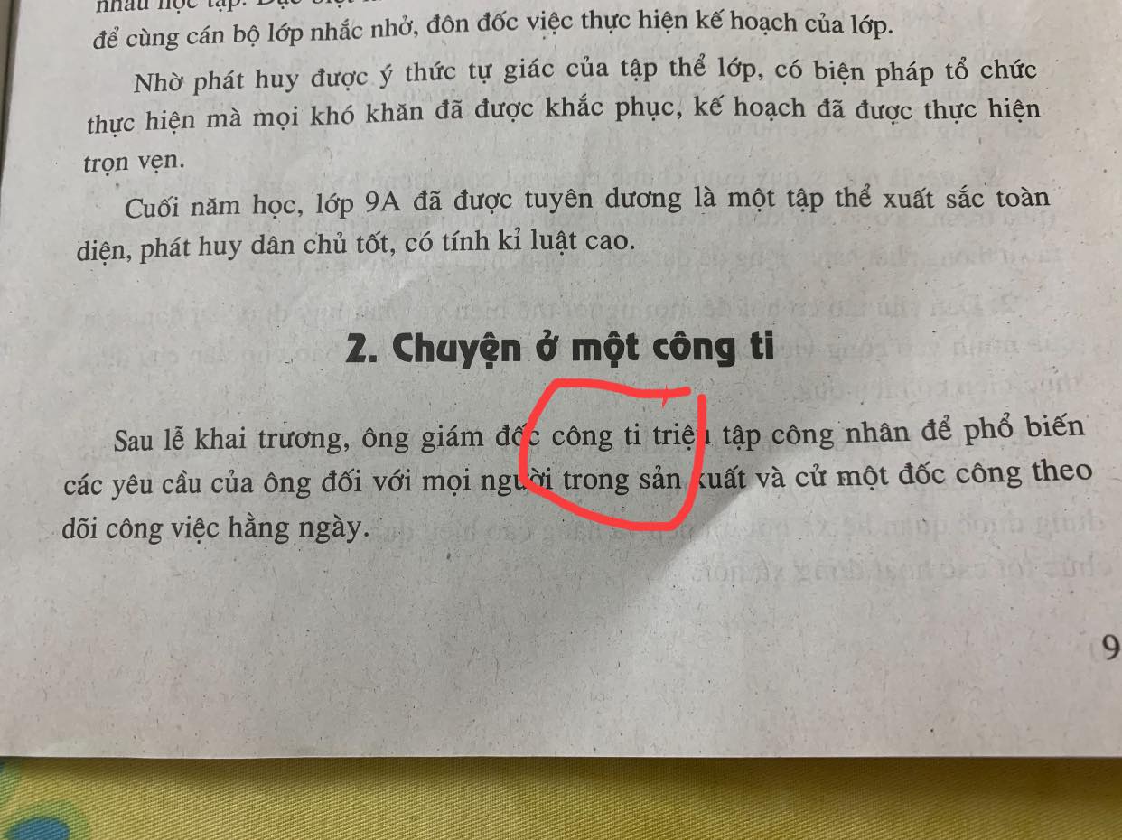 Phụ huynh &quot;bóc phốt&quot; sách GDCD viết sai lỗi chính tả, giáo viên nói gì? - Ảnh 1.