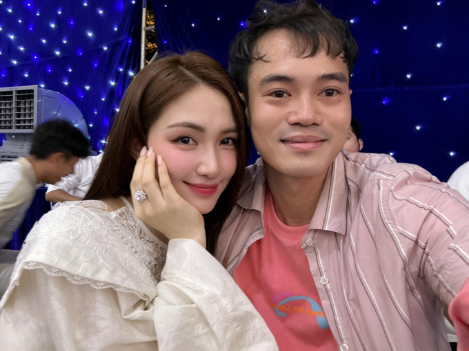 Hòa Minzy dự đám cưới Đình Trọng: Song ca “đỉnh chóp" với Quang Hải, bất lực thốt lên 1 chữ trước đôi vừa cầu hôn - Ảnh 3. Hòa Minzy dự đám cưới Đình Trọng: Song ca “đỉnh chóp" với Quang Hải, bất lực thốt lên 1 chữ trước đôi vừa cầu hôn - Ảnh 3.