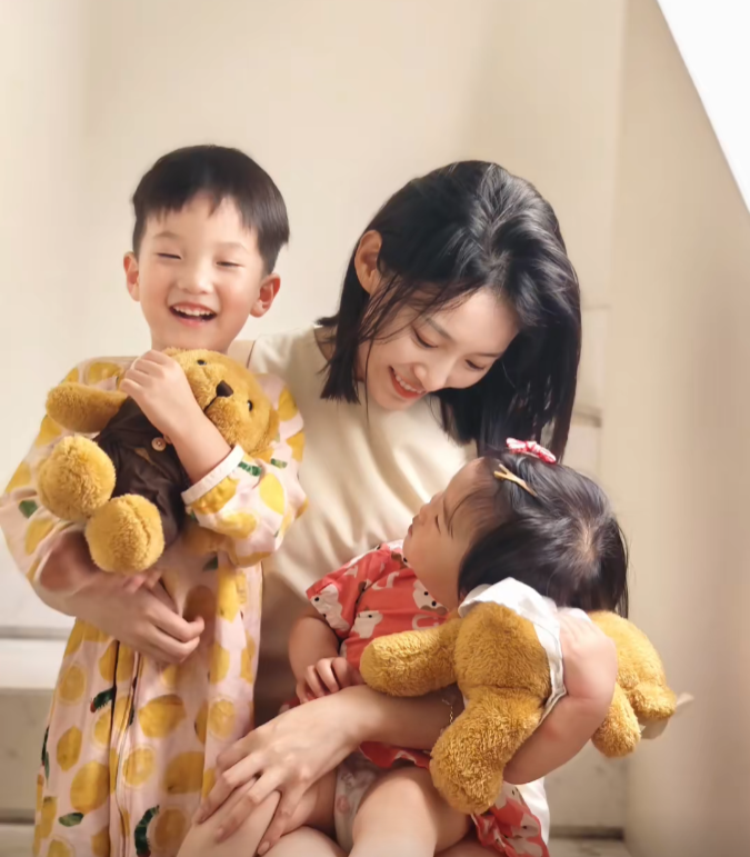 Nữ tiếp viên hàng không "lãi lớn" khi quyết bỏ nghề sau kết hôn, ở nhà làm mẹ bỉm sữa - Ảnh 3. Nữ tiếp viên hàng không "lãi lớn" khi quyết bỏ nghề sau kết hôn, ở nhà làm mẹ bỉm sữa - Ảnh 3.