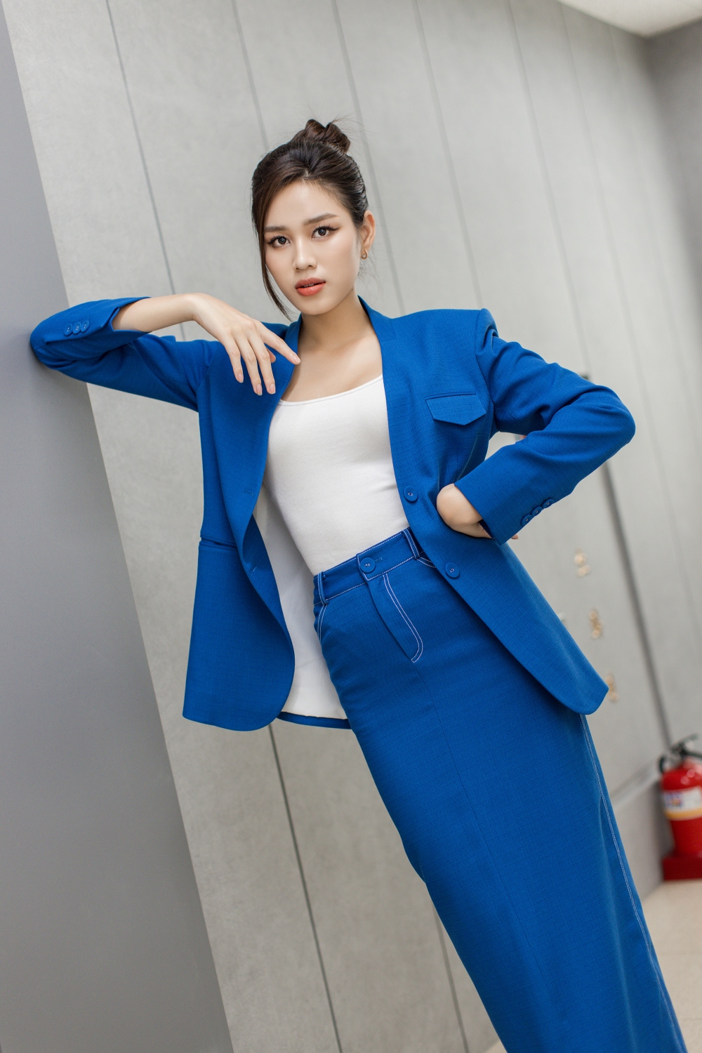 Hoa hậu Đỗ Hà xuống phố Hàn Quốc với phong cách doanh nhân - Ảnh 5.
