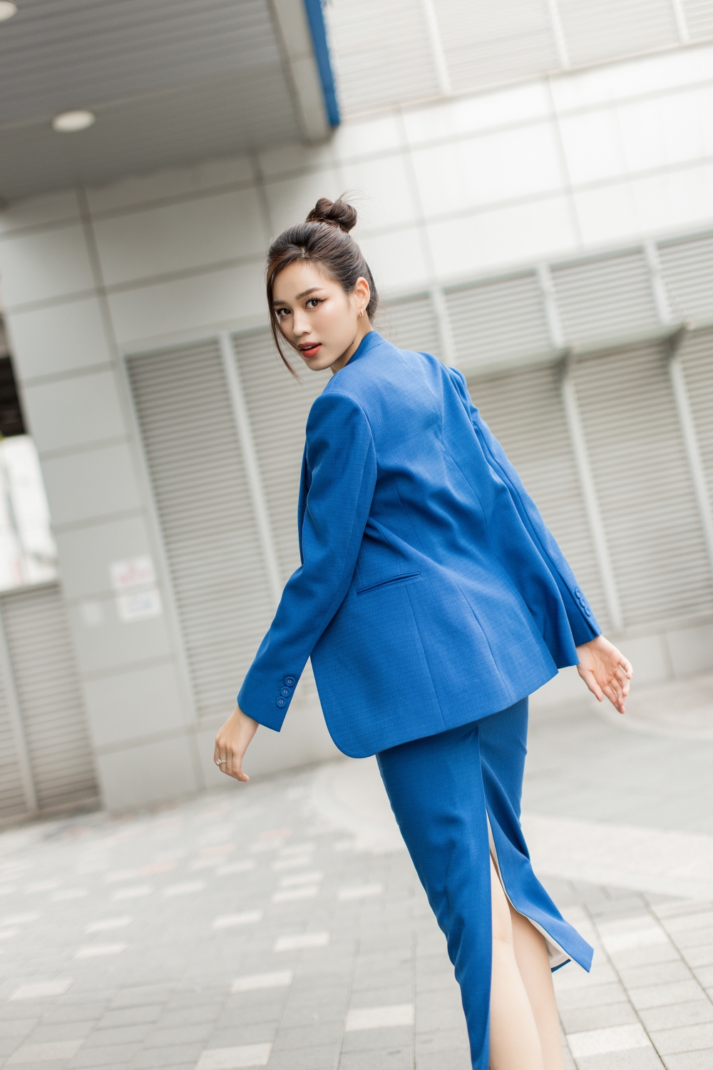 Hoa hậu Đỗ Hà xuống phố Hàn Quốc với phong cách doanh nhân - Ảnh 2.