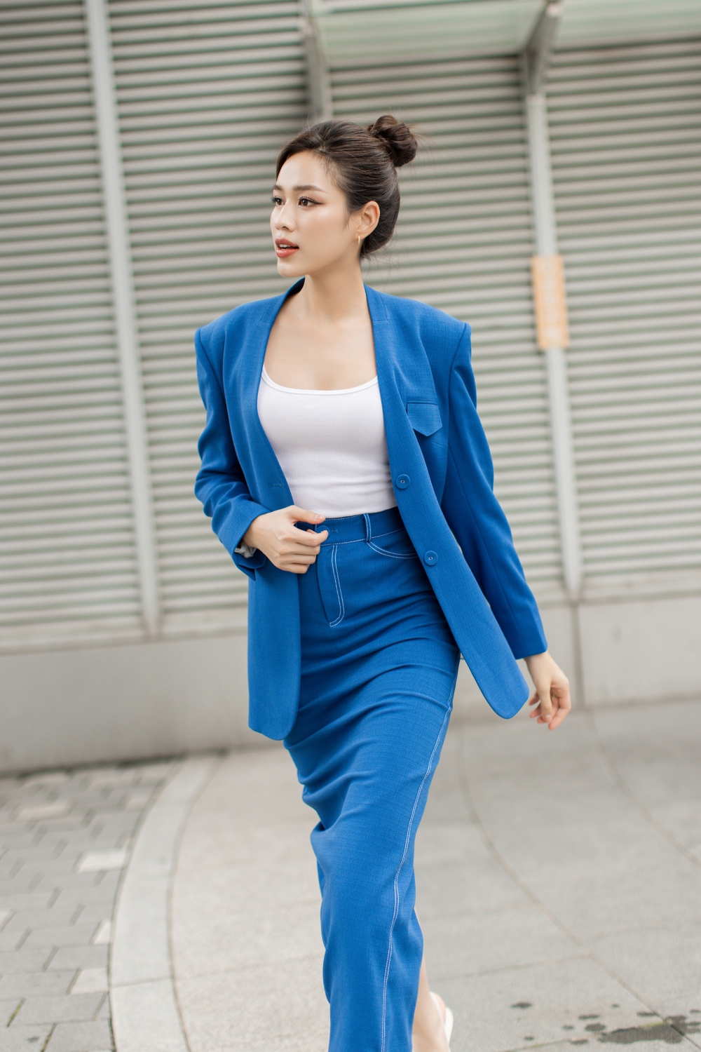 Hoa hậu Đỗ Hà xuống phố Hàn Quốc với phong cách doanh nhân - Ảnh 1.