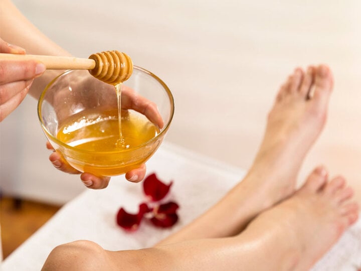 Có nên dùng mật ong để tẩy lông chân? - Ảnh 1. Có nên dùng mật ong để tẩy lông chân? - Ảnh 1.