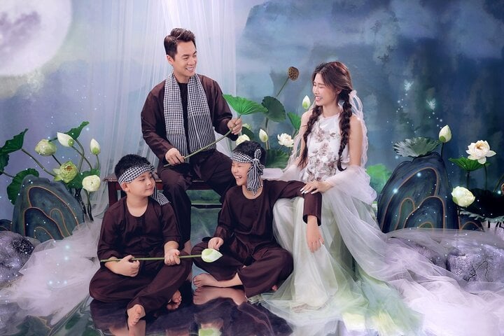 Vợ chồng ca sĩ Đăng Khôi khoe hạnh phúc sum vầy trong loạt ảnh mừng trung thu - Ảnh 1.