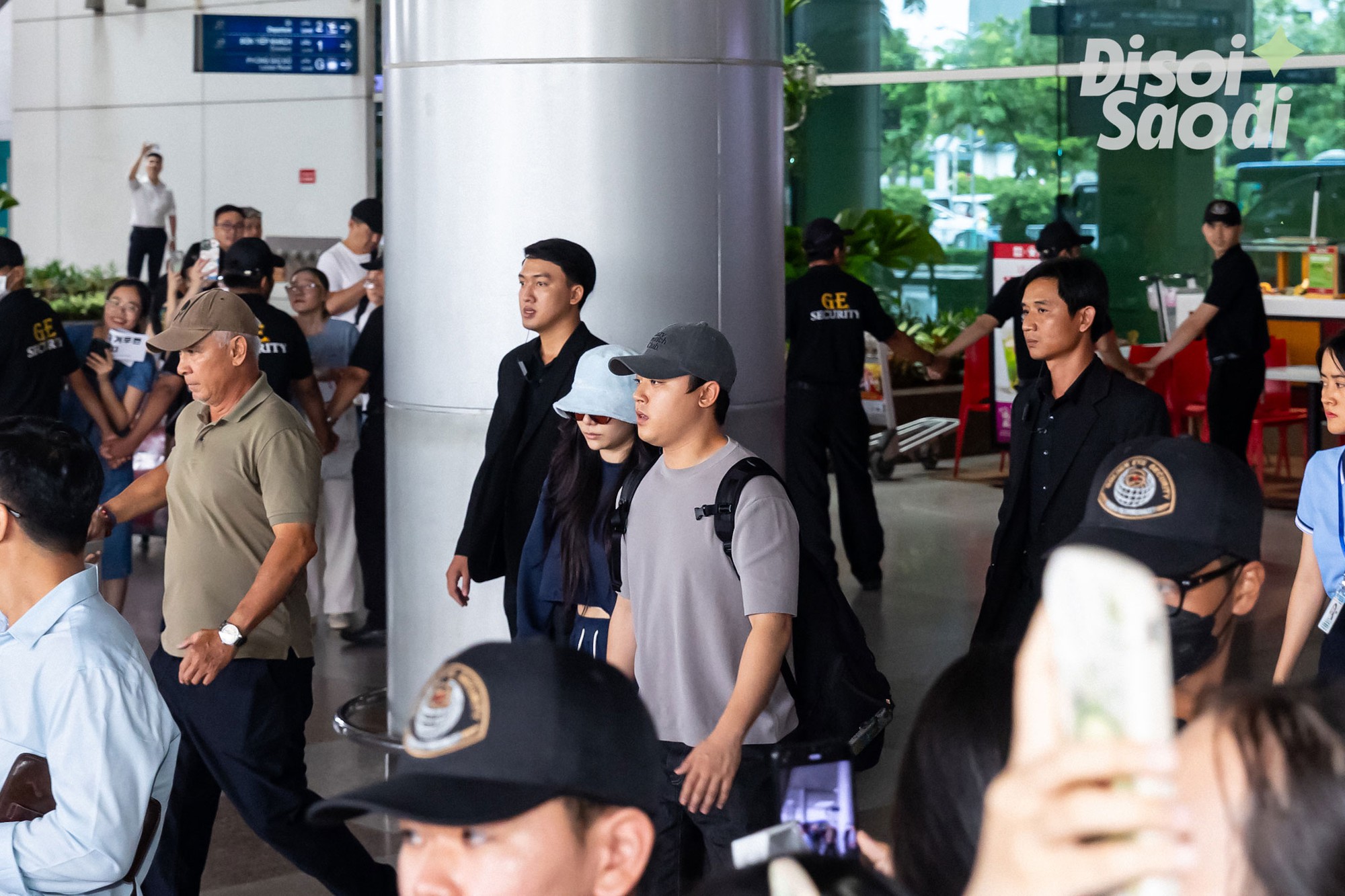 Bộ đôi EXO đổ bộ sân bay Tân Sơn Nhất: Bịt kín mít vẫn cực soái, vẻ hack tuổi thần sầu của Xiumin gây sốt - Ảnh 7.