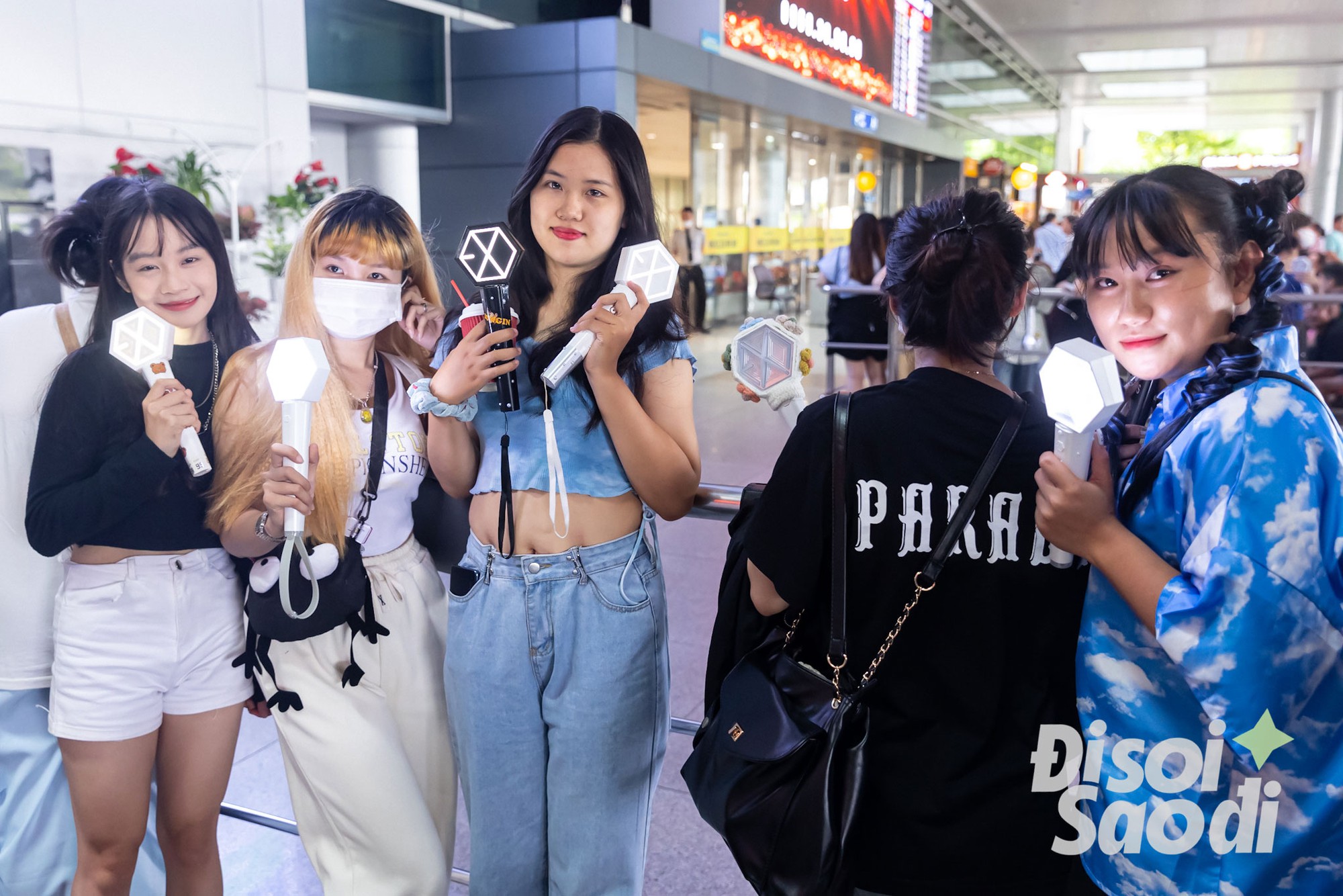 Bộ đ&ocirc;i EXO đổ bộ s&acirc;n bay T&acirc;n Sơn Nhất: Bịt k&iacute;n m&iacute;t vẫn cực so&aacute;i, vẻ hack tuổi thần sầu của Xiumin g&acirc;y sốt - Ảnh 11.