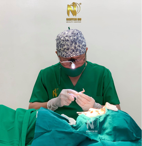Lý Tấn Việt - Bác sĩ khó tính trong làng thẩm mỹ - Ảnh 2. Lý Tấn Việt - Bác sĩ khó tính trong làng thẩm mỹ - Ảnh 2.