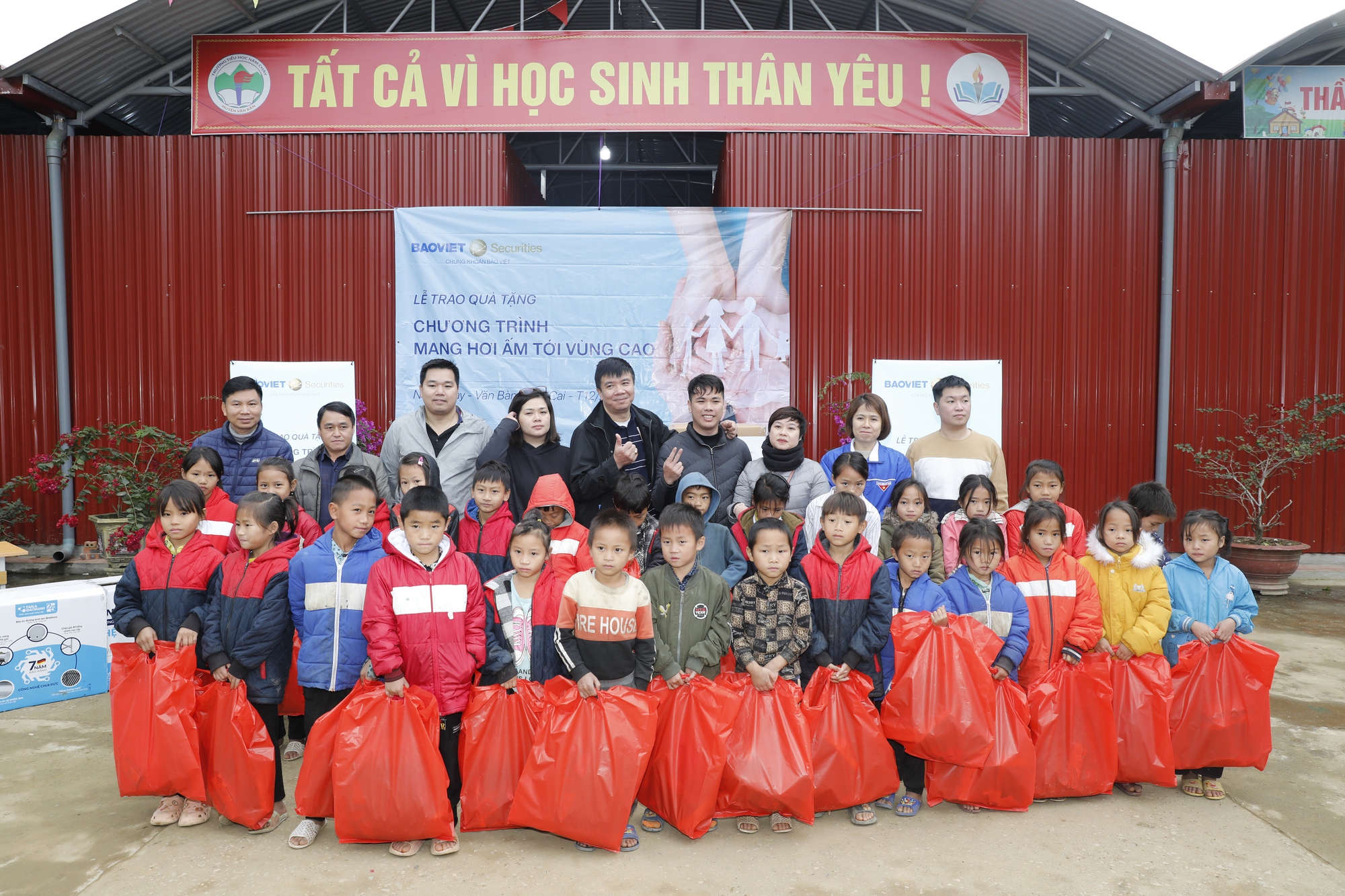 Hành trình hơn 10 năm “Mang hơi ấm đến vùng cao” bắt đầu từ những điều nhỏ nhất - Ảnh 1.