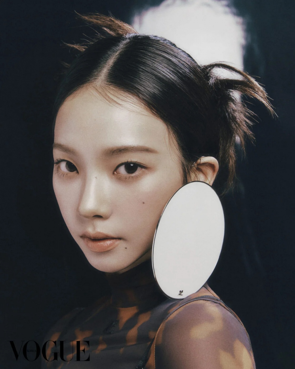 Karina (aespa) khoe vẻ đẹp sành điệu, hiện đại trên Vogue Hàn Quốc - Ảnh 1.