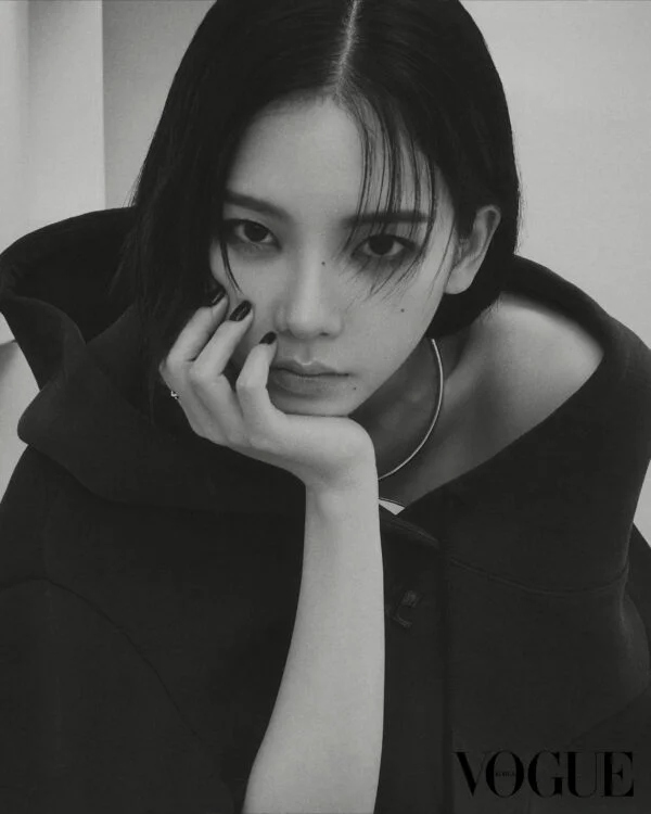 Karina (aespa) khoe vẻ đẹp sành điệu, hiện đại trên Vogue Hàn Quốc - Ảnh 6.