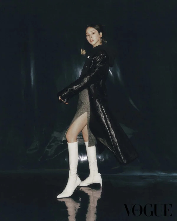 Karina (aespa) khoe vẻ đẹp sành điệu, hiện đại trên Vogue Hàn Quốc - Ảnh 7.