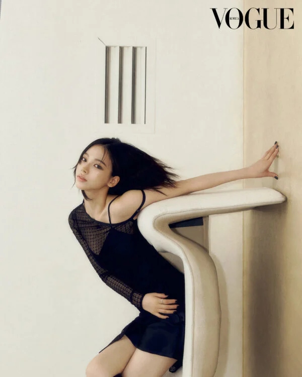 Karina (aespa) khoe vẻ đẹp sành điệu, hiện đại trên Vogue Hàn Quốc - Ảnh 9.