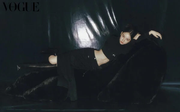 Karina (aespa) khoe vẻ đẹp sành điệu, hiện đại trên Vogue Hàn Quốc - Ảnh 10.