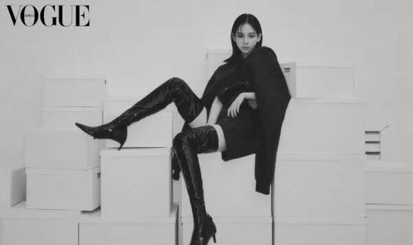 Karina (aespa) khoe vẻ đẹp sành điệu, hiện đại trên Vogue Hàn Quốc - Ảnh 12.