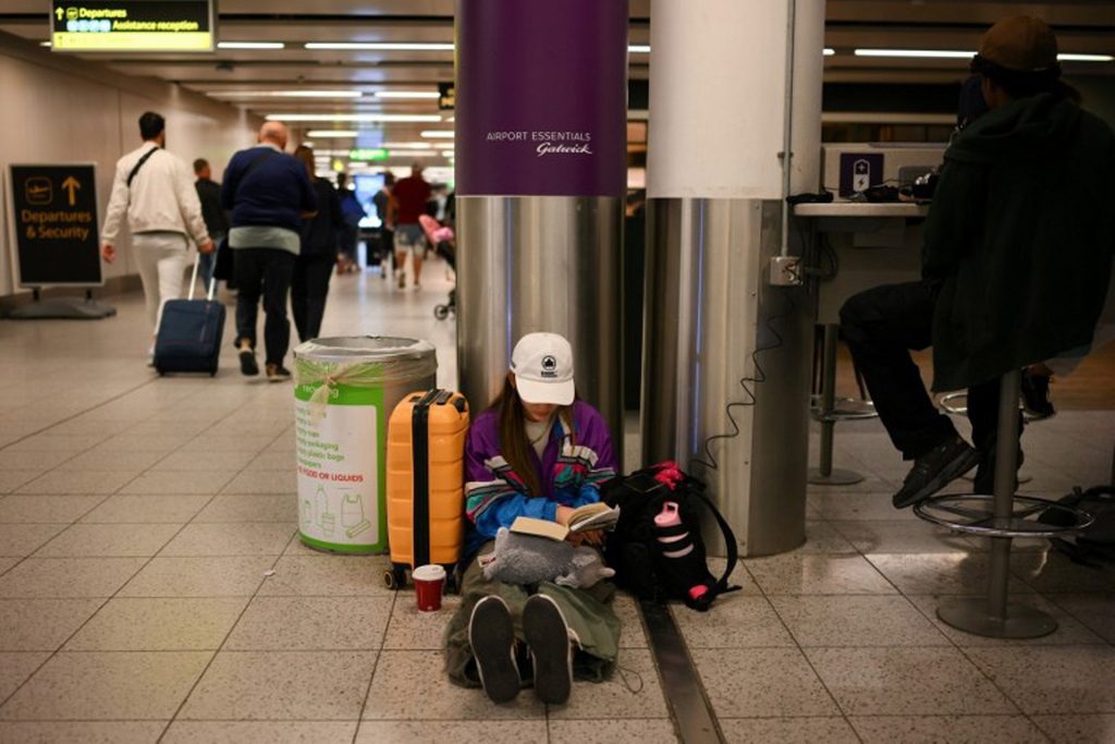Sân bay Gatwick (Anh) hủy 160 chuyến bay do thiếu nhân viên - Ảnh 1.