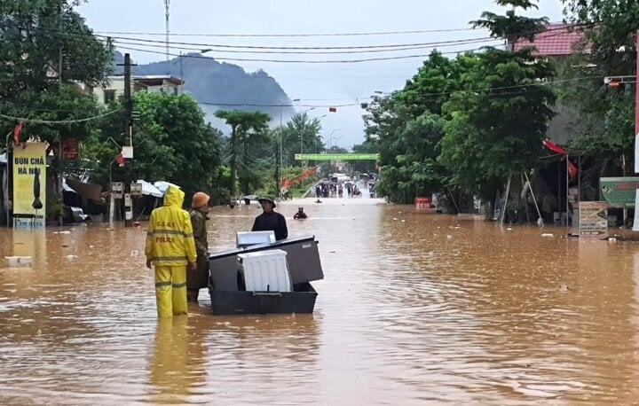 Mưa lớn, hơn 1.000 hộ dân và nhiều trường học chìm trong biển nước - Ảnh 7.