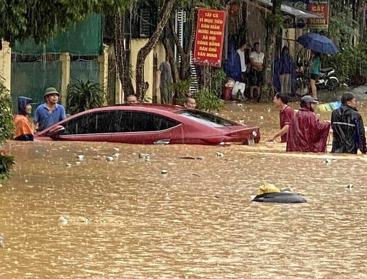 Mưa lớn, hơn 1.000 hộ dân và nhiều trường học chìm trong biển nước - Ảnh 4.