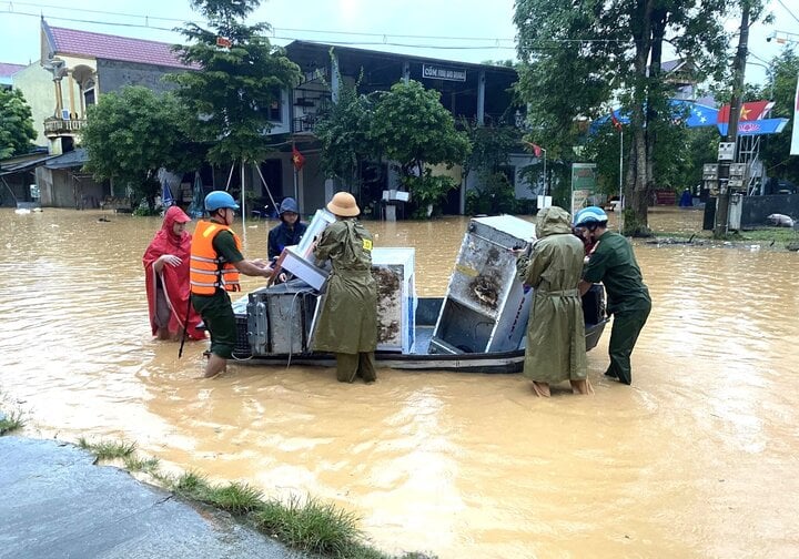 Nhiều huyện miền núi Nghệ An ngập lụt, giao thông chia cắt sau mưa lớn kéo dài - Ảnh 3.