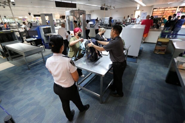 Philippines sa thải 19 nhân viên an ninh sân bay vì ăn trộm đồ của hành khách - Ảnh 1.