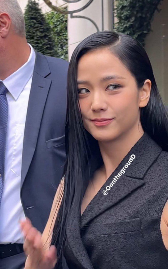 Jisoo (BLACKPINK) bị dìm thê thảm trong ảnh chụp vội tại Paris Fashion Week, liệu có gây thất vọng qua clip cam thường? - Ảnh 3.