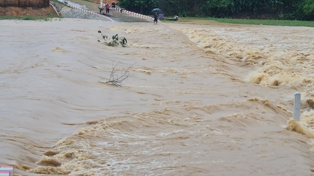 Mưa lớn, nước dâng ngập đường khiến hàng trăm hộ dân bị chia cắt - Ảnh 4.