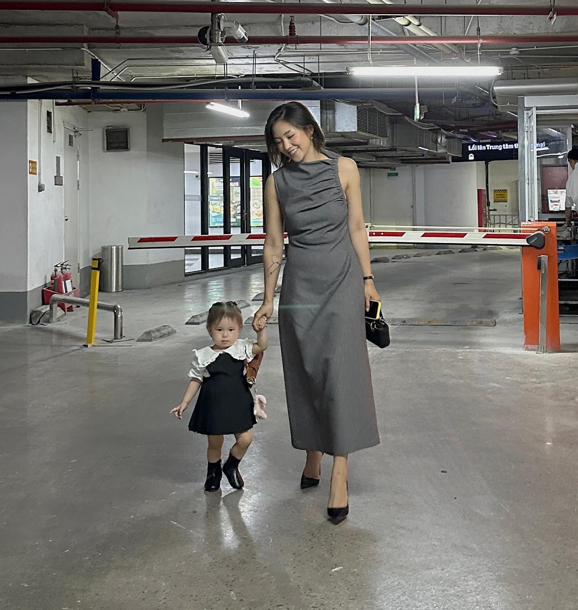 Áo dài đôi cho mẹ và bé: Cách phối đồ, lựa chọn kiểu dáng, chất liệu