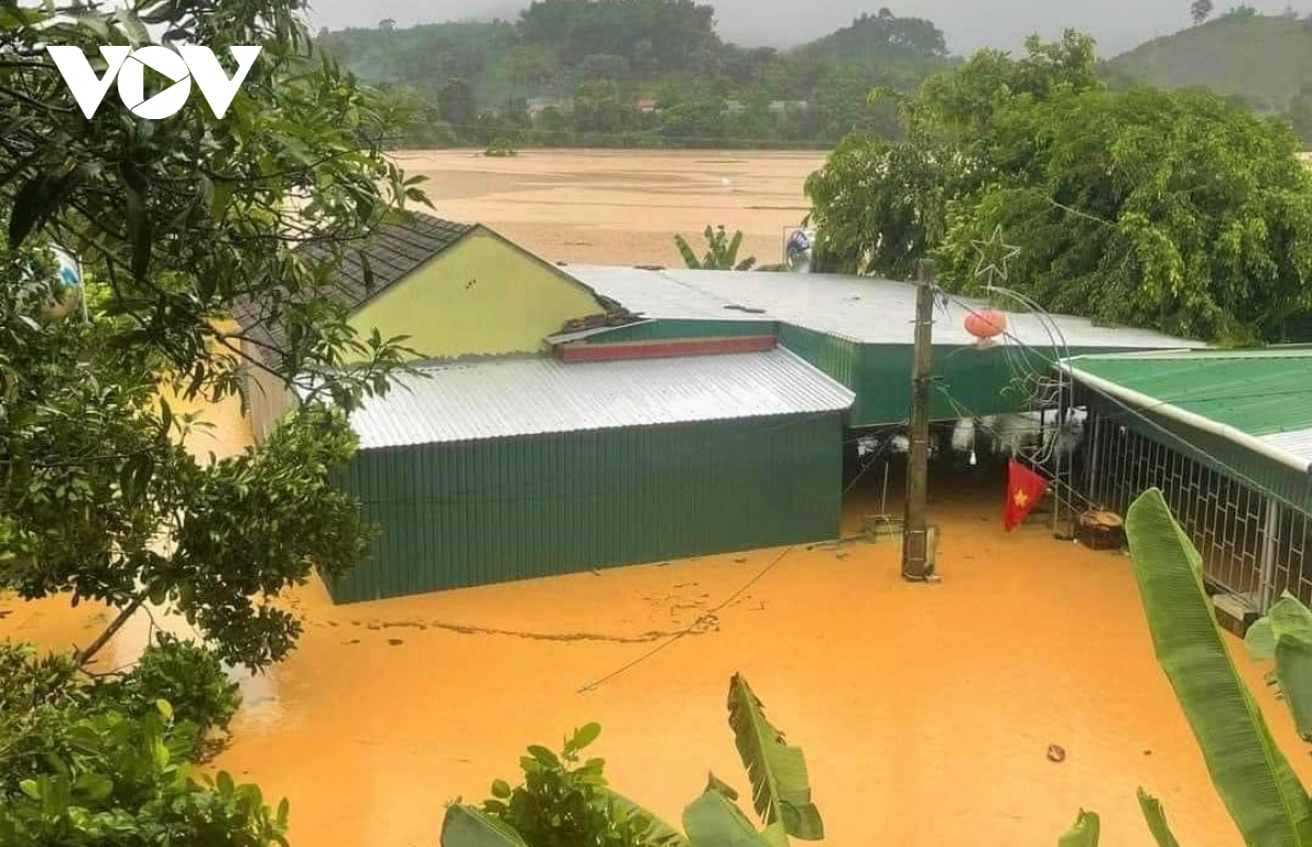 Nghệ An: 1.600 nhà dân bị ngập, 830 ngôi nhà bị cô lập do mưa lũ - Ảnh 1.