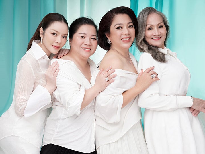 L&yacute; Nh&atilde; Kỳ khoe nhan sắc b&ecirc;n mẹ ruột v&agrave; hai chị g&aacute;i - Ảnh 2.