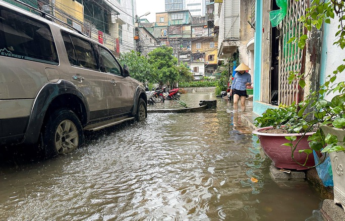 Giao thông nhiều nơi ở Hà Nội tê liệt trong trận mưa lớn - Ảnh 13.